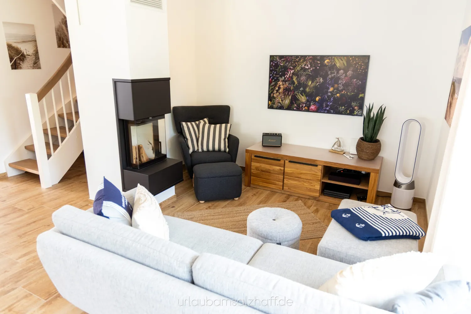 Wohnbereich mit Sofa, Kamin und Smart TV
